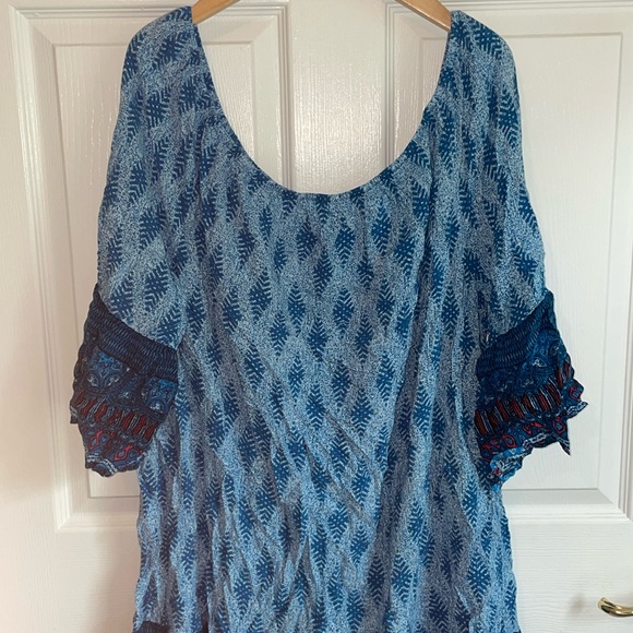 Avenue Size 24 long top with blue pattern - Picture 1 of 5